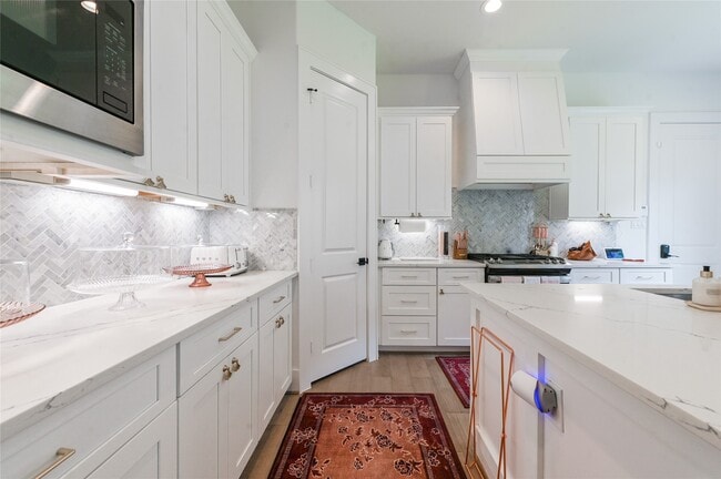 Building Photo - 5233 Darling St