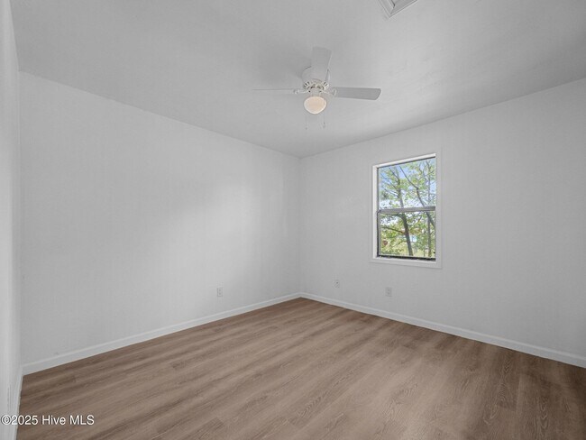 Building Photo - 110 Ravenwood Dr