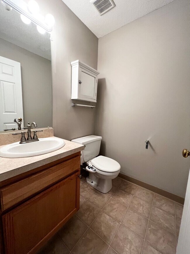 Building Photo - Rarely available Lake Vista Townhouse - en...