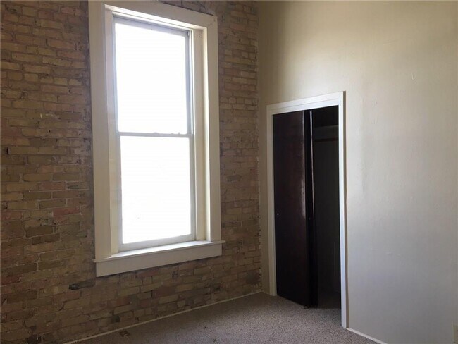 Building Photo - 1009 Main St