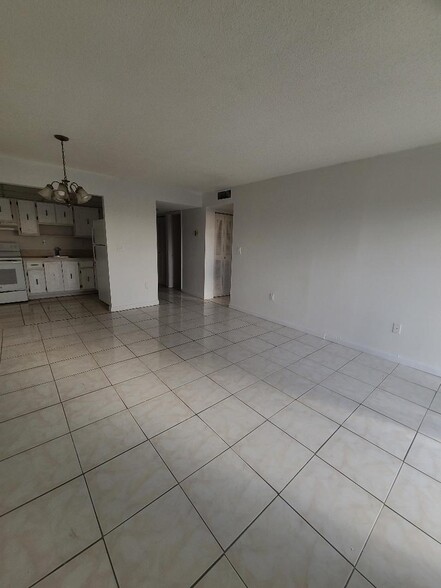 Building Photo - 8950 NE 8th Ave