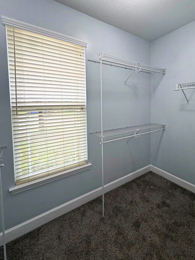 Building Photo - Woof and Meow Friendly! 4/3 with a fenced in yard!