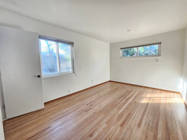 Building Photo - 819 Linden Ln