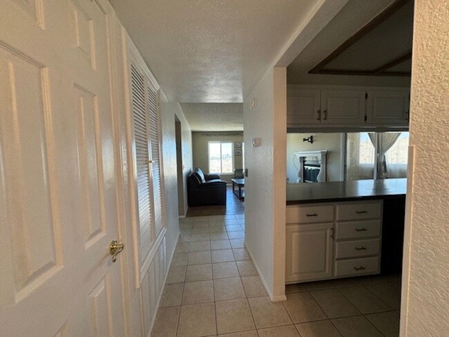 Building Photo - River Bluffs 2Bedroom, 2bath w/Bonus room/...