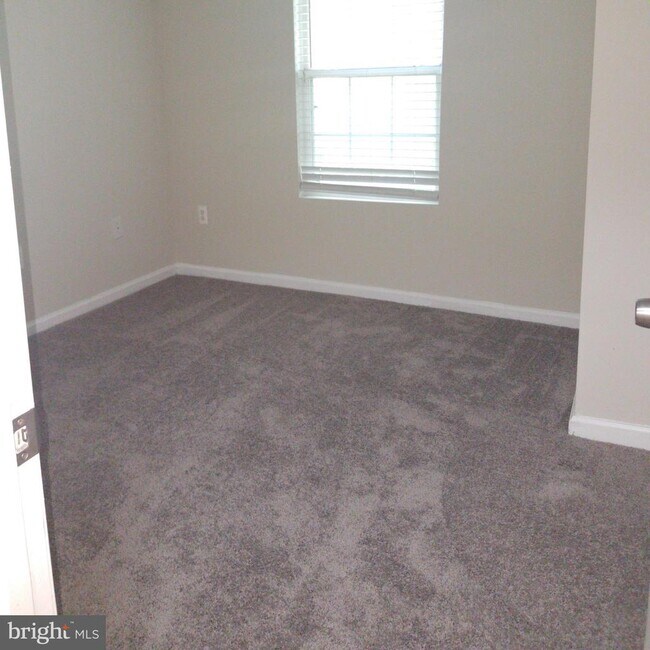 Building Photo - 9812 Lake Point Ct