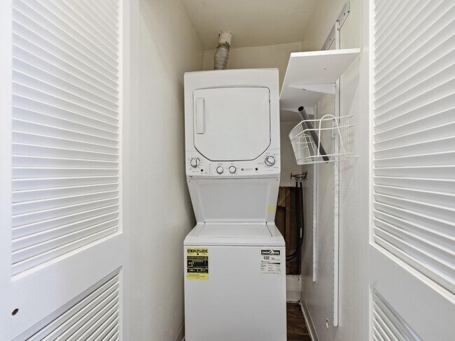 Building Photo - 1940 Highland Oaks Dr