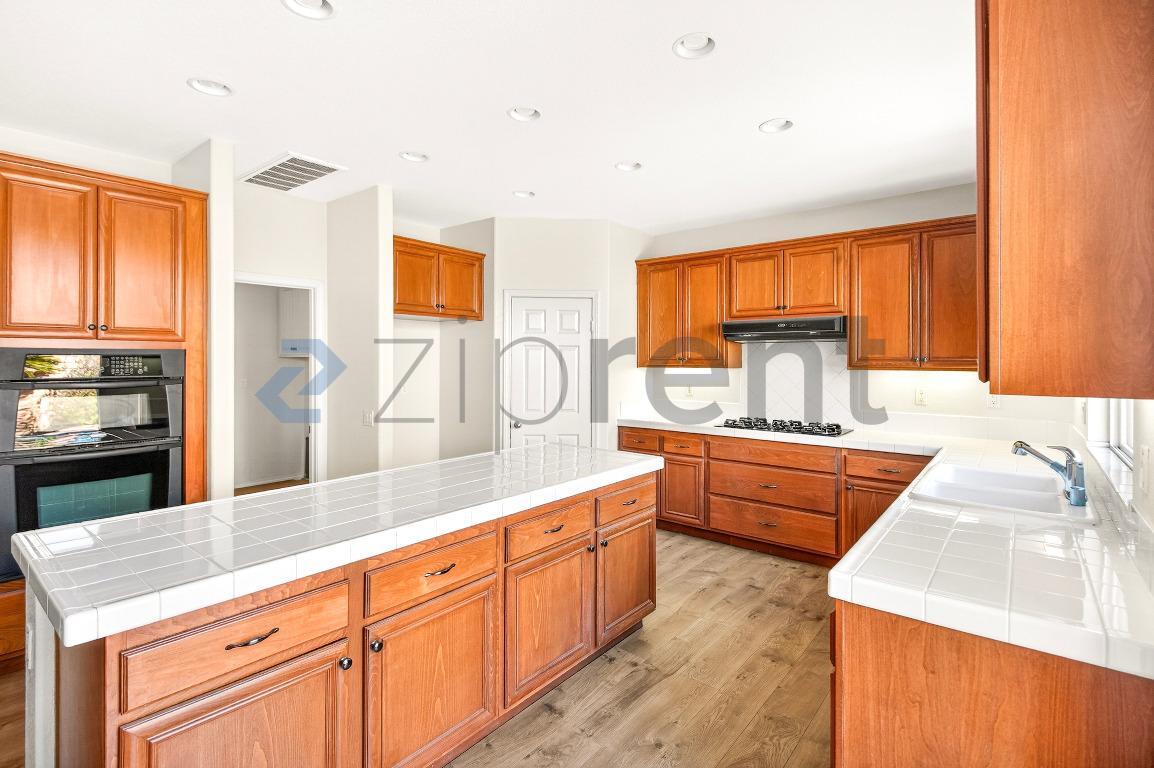 Building Photo - 3715 Hedge Ln