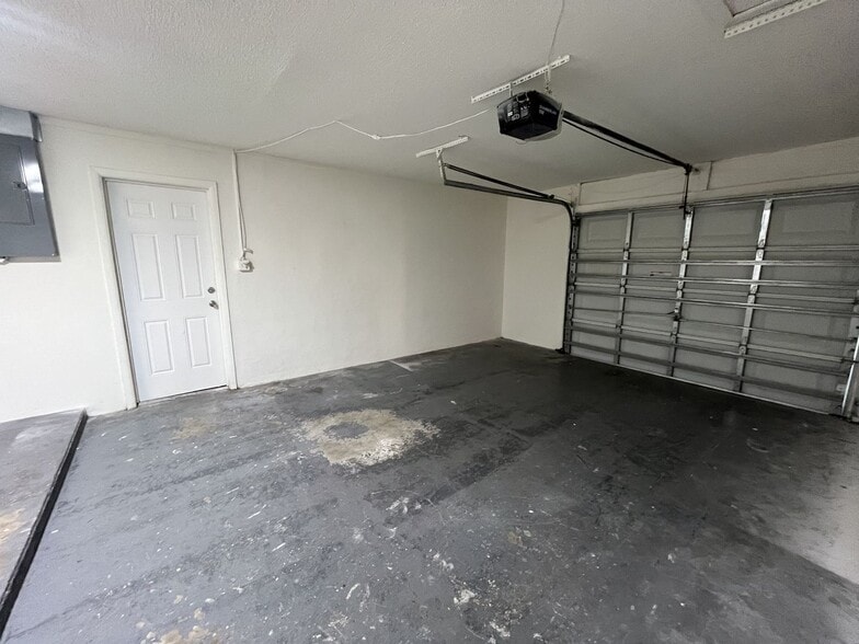 Building Photo - Updated 3-Bedroom Home with Granite Kitchen & One-Car Garage