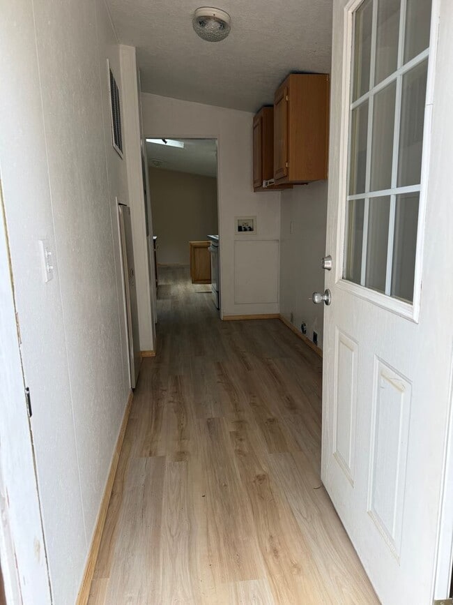 Building Photo - Open floor plan-Lots of upgrades