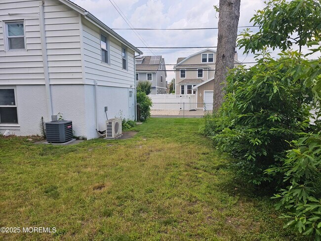 Building Photo - 222 Norwood Ln