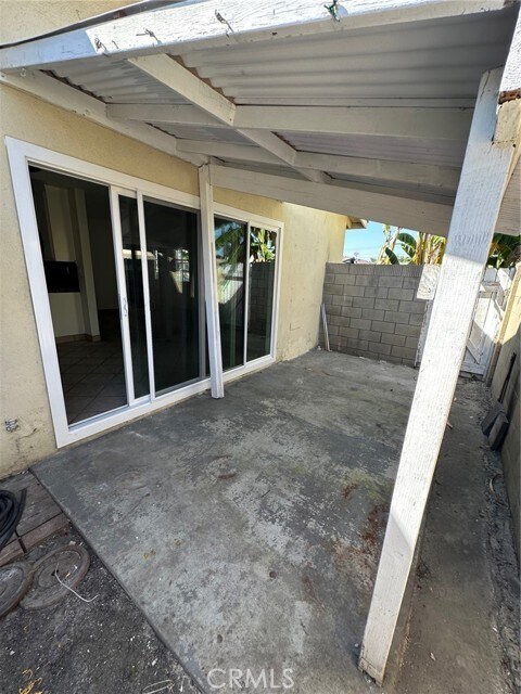 Building Photo - 2138 E Almont Ave