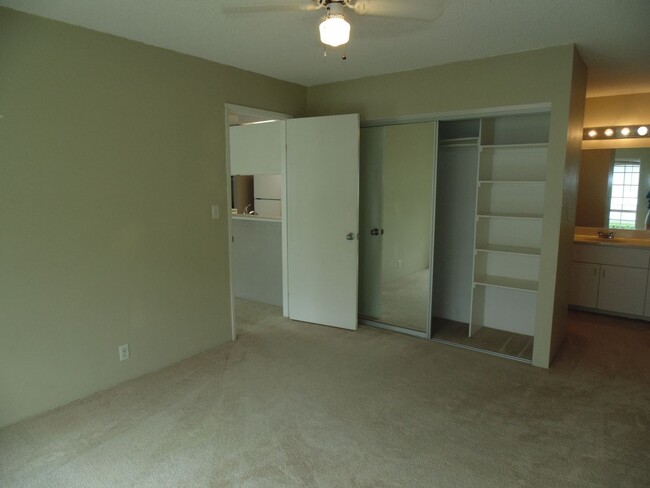 Building Photo - 2 bedroom 2 bath in Kaneohe!