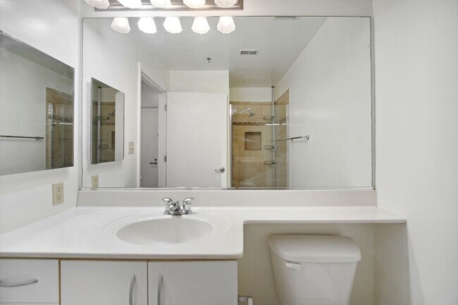 Building Photo - Logan Circle! //Professionally Managed & Recently Renovated // Studio  // Open Floor-Plan in a Mo...