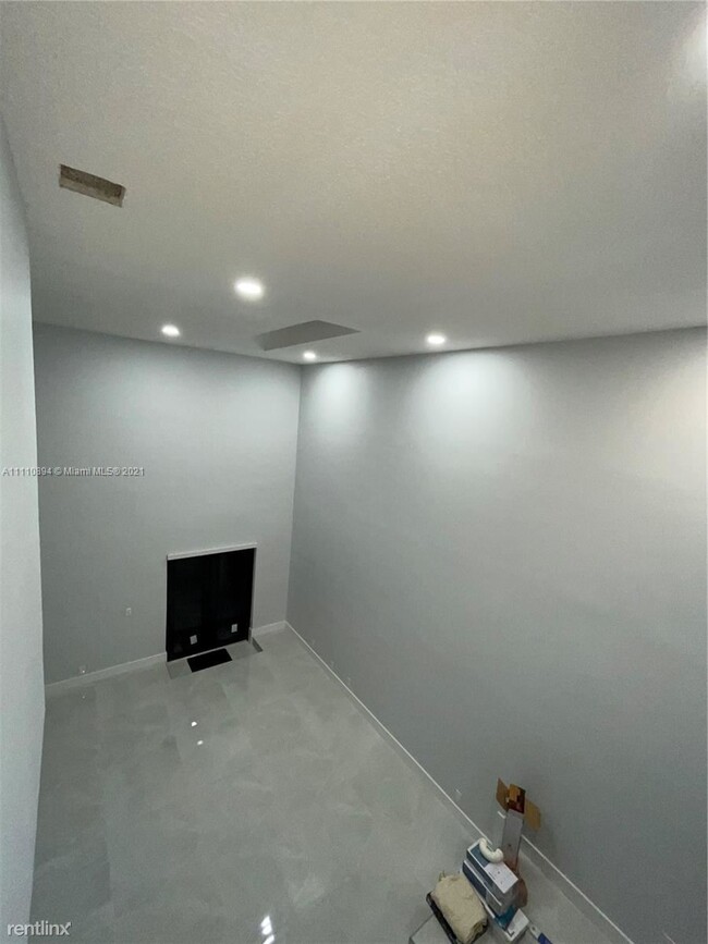 Building Photo - 3 br, 2.5 bath Townhome - 931 SW 112th Ter...