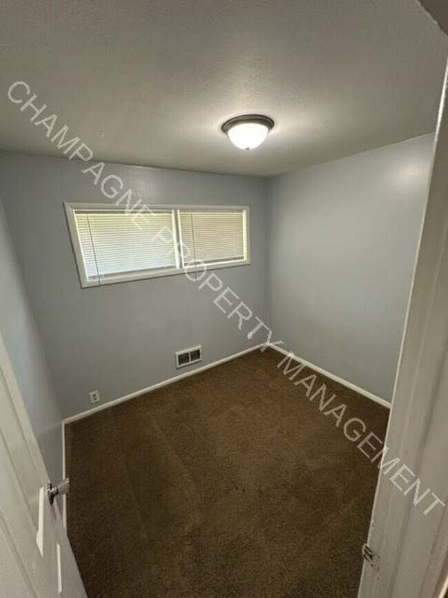 Building Photo - Single Family Home in Ruskin - All Voucher...