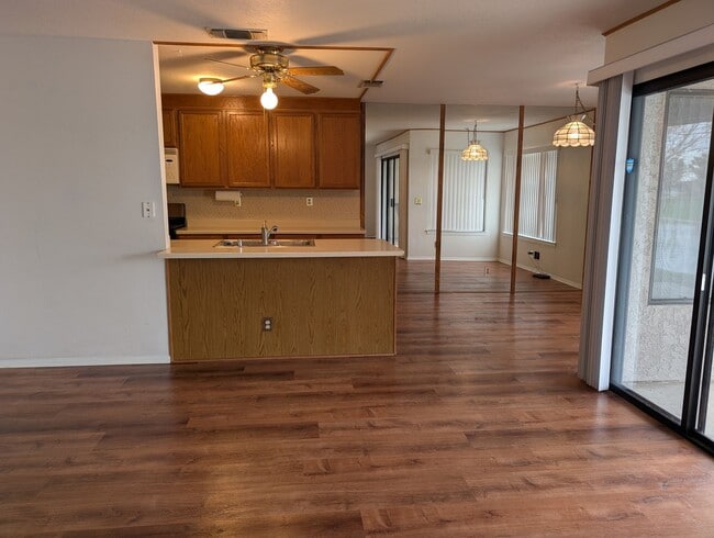 Building Photo - Cute Condo in Silverlakes