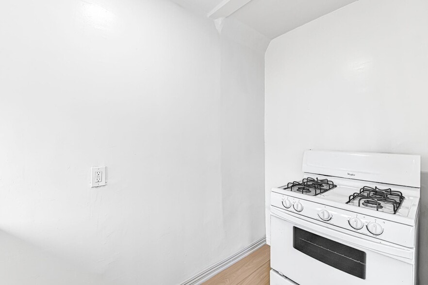 Building Photo - 530 W 9th St