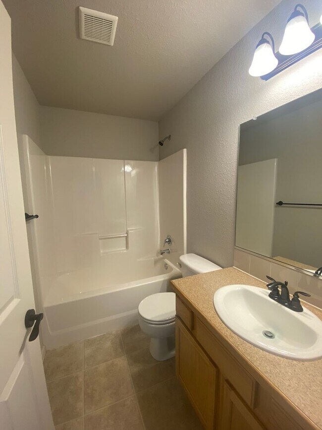 Building Photo - 4 BED | 3 BATH | 3 CAR GARAGE | SUMMERSET