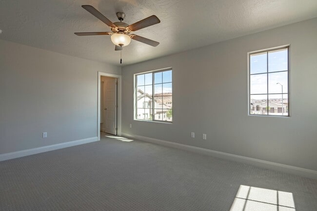 Building Photo - Modern 2018-Built Home with Main-Floor Primary Suite