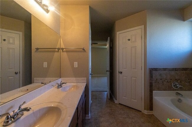 Building Photo - 217 Pointer St