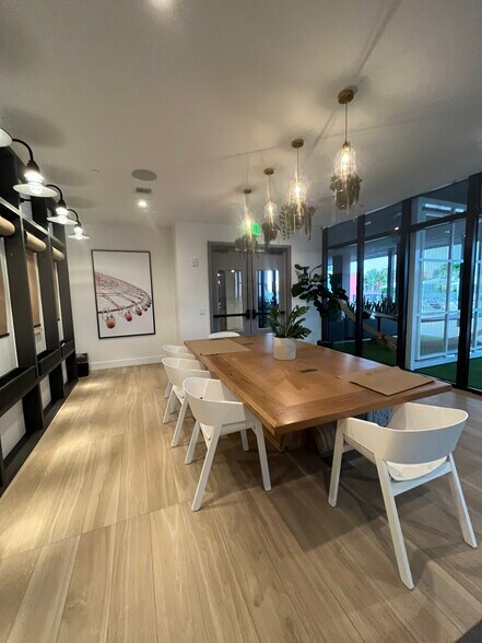 Building Photo - 147 NW 32nd St