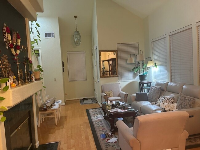 Building Photo - 3 Bed 2.5 Bath, Single Family Home In Plea...