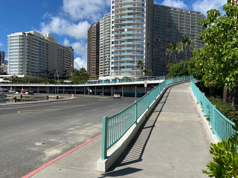 Just walk down the ramp to the beach - 1777 Ala Moana Blvd