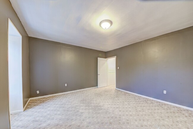 Building Photo - 2400 Mission St