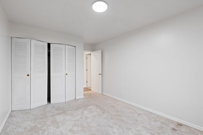 Building Photo - 3200 Virginia Ave S