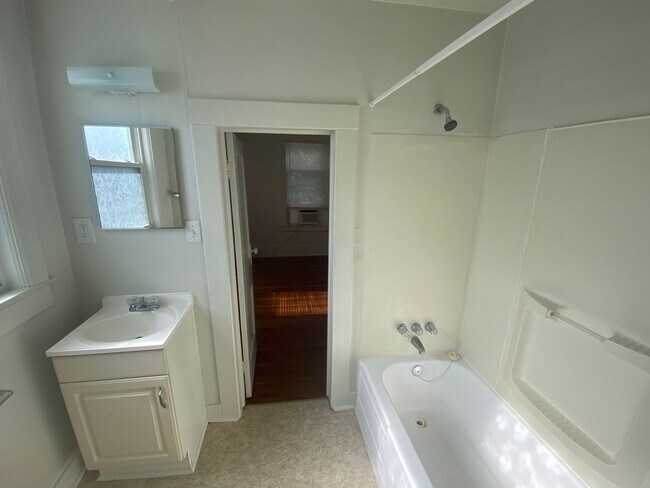 Building Photo - 2nd Floor Apartment in Adorable Historic Home!