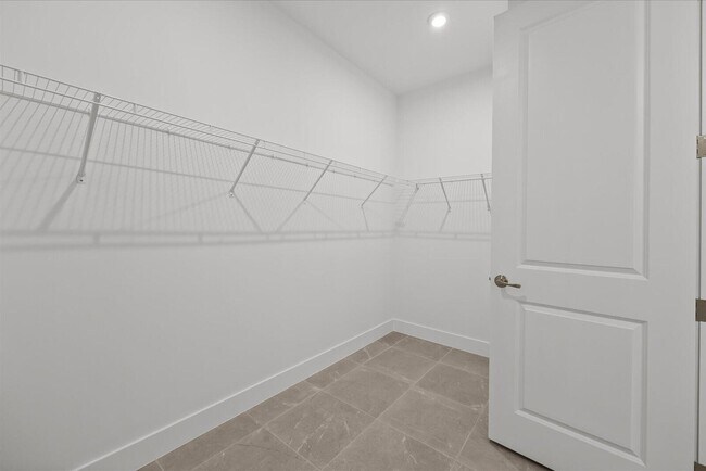 Building Photo - 890 SW Newfield Ave