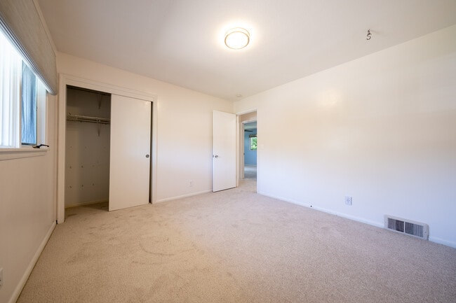 Building Photo - 6624 Southcrest Dr