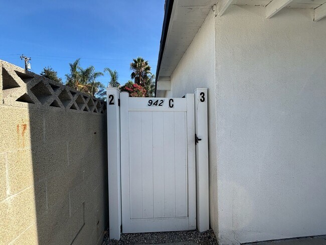 Building Photo - 942 W El Morado Ct