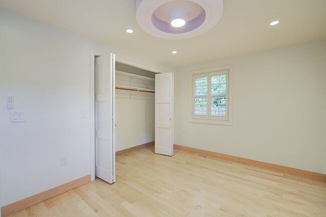 Building Photo - 3bd/2ba Mercer Island Home