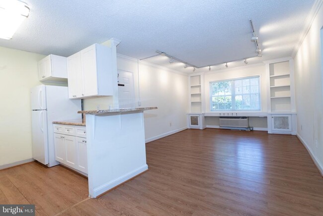 Building Photo - 1612 W Abingdon Dr