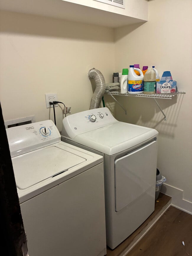 Building Photo - 1319 W Early Ave