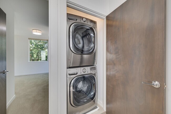Building Photo - Beautiful 3 bedroom townhome in Leschi!
