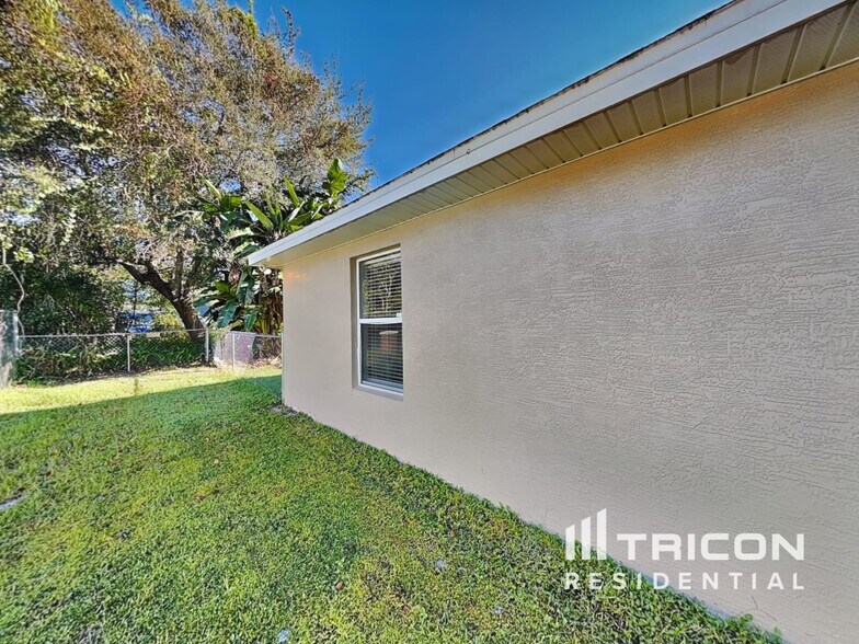 Building Photo - 1090 3rd Ave