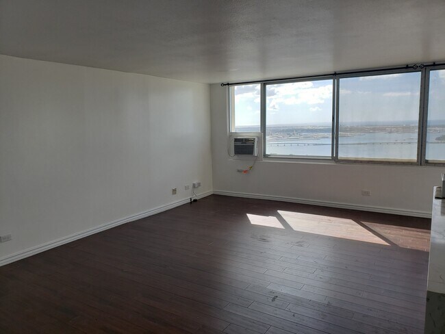 Building Photo - Beautifully Renovated 2 bedroom Penthouse ...