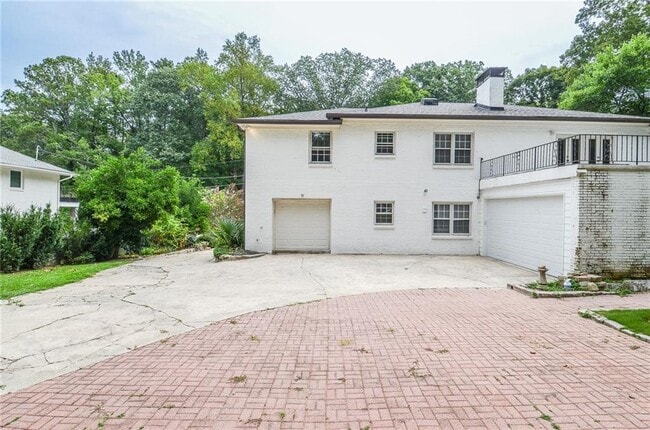 Building Photo - 2079 Street De Ville