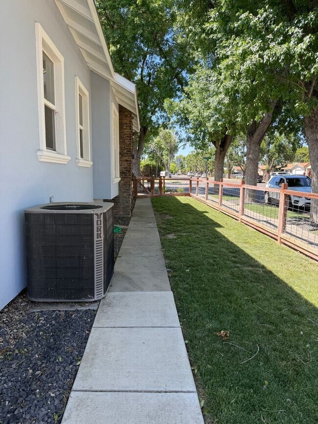 Building Photo - Warm and Charming 2 Bedroom Home in Newman for Rent!
