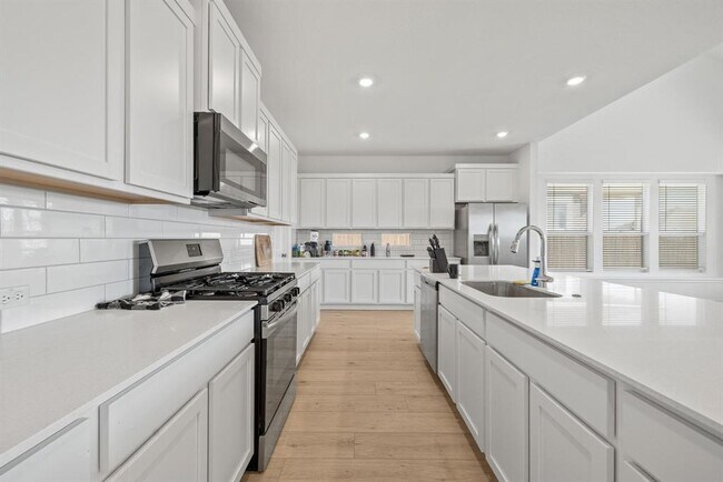 Building Photo - 1648 Tinnen House St