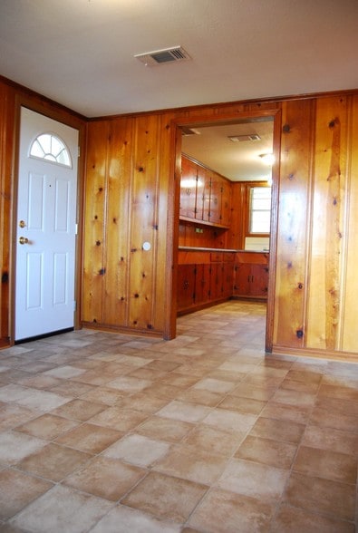 Dining Room - 2128 MS-27