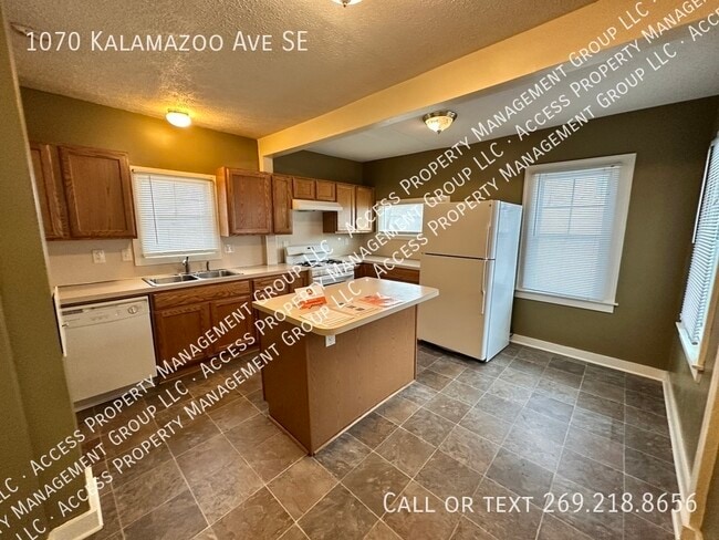 Building Photo - 1070 Kalamazoo Ave SE