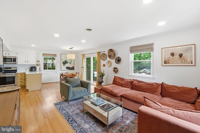 Building Photo - 8007 Wildwood Dr