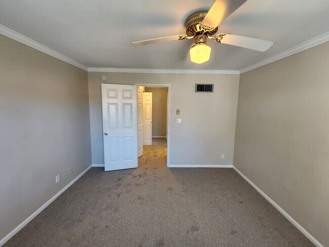 Building Photo - Upper 1 Bedroom Unit Located in Verano Com...