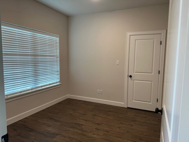Building Photo - 113 Creekside Ln