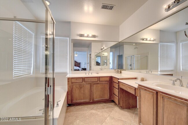 Building Photo - 1120 N Crosscreek Dr