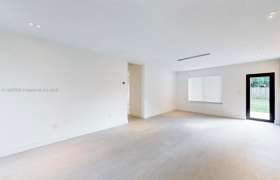 Building Photo - 830 NE 171st Ter