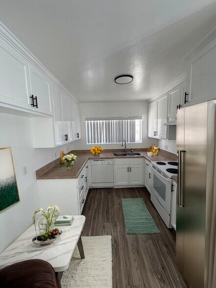 Building Photo - 950 N Walnut St